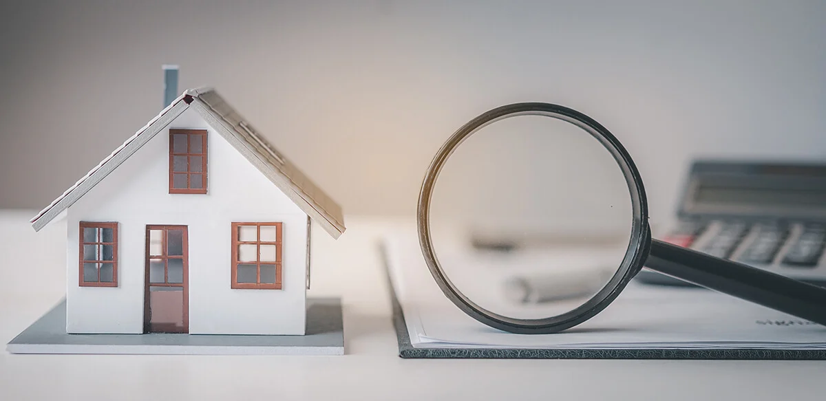 Expert en train d’analyser une façade